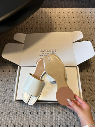 Maison Margiel*26SS Spring/Summer New Collection: Split Toe, One-Strap, Flat Sandals