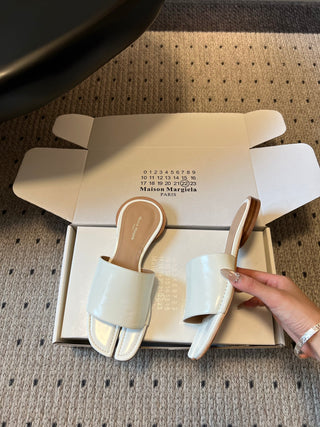 Maison Margiel*26SS Spring/Summer New Collection: Split Toe, One-Strap, Flat Sandals