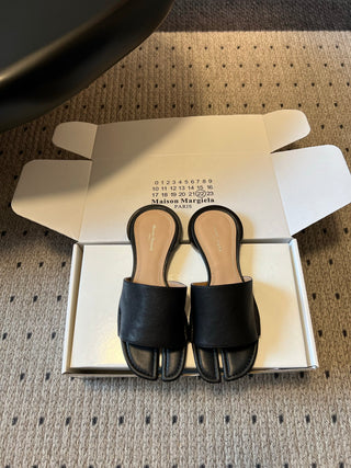 Maison Margiel*26SS Spring/Summer New Collection: Split Toe, One-Strap, Flat Sandals