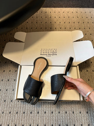 Maison Margiel*26SS Spring/Summer New Collection: Split Toe, One-Strap, Flat Sandals
