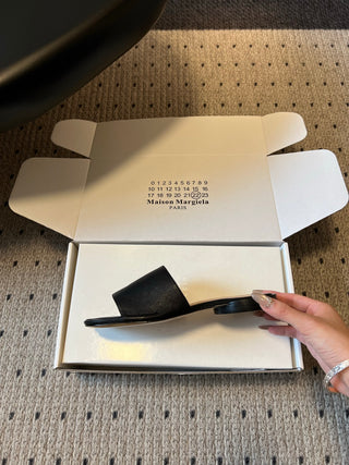 Maison Margiel*26SS Spring/Summer New Collection: Split Toe, One-Strap, Flat Sandals