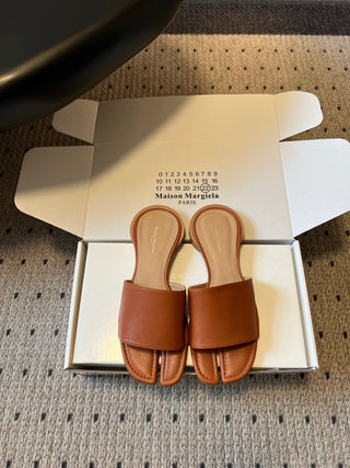 Maison Margiel*26SS Spring/Summer New Collection: Split Toe, One-Strap, Flat Sandals
