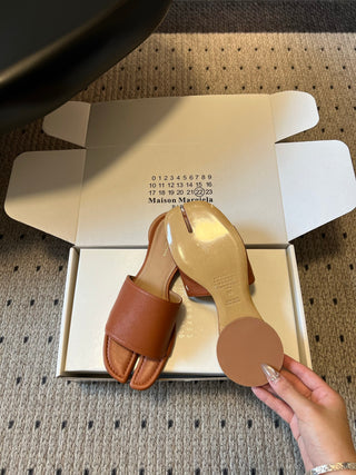 Maison Margiel*26SS Spring/Summer New Collection: Split Toe, One-Strap, Flat Sandals