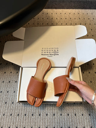 Maison Margiel*26SS Spring/Summer New Collection: Split Toe, One-Strap, Flat Sandals