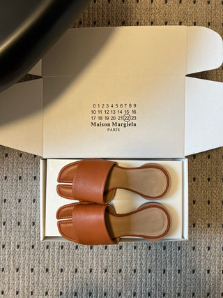 Maison Margiel*26SS Spring/Summer New Collection: Split Toe, One-Strap, Flat Sandals