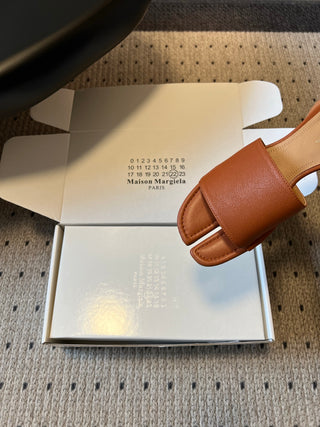 Maison Margiel*26SS Spring/Summer New Collection: Split Toe, One-Strap, Flat Sandals