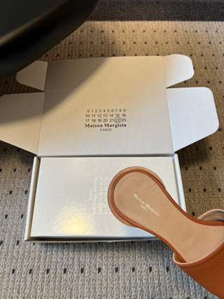 Maison Margiel*26SS Spring/Summer New Collection: Split Toe, One-Strap, Flat Sandals