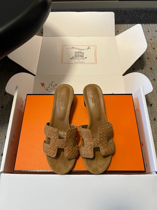 Herme*26ss Spring and Summer New Collection of Braided Low-Heeled Sandals