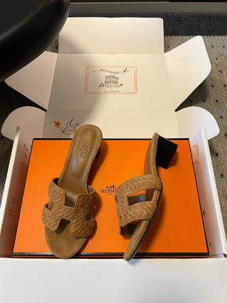 Herme*26ss Spring and Summer New Collection of Braided Low-Heeled Sandals