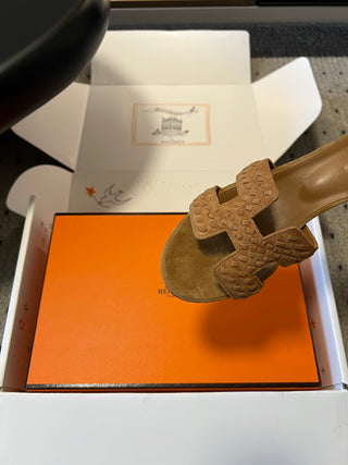 Herme*26ss Spring and Summer New Collection of Braided Low-Heeled Sandals
