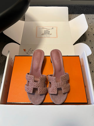 Herme*26ss Spring and Summer New Collection of Braided Low-Heeled Sandals
