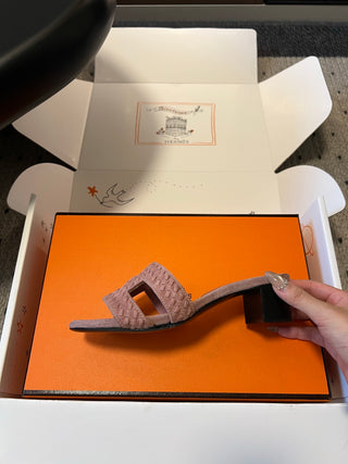 Herme*26ss Spring and Summer New Collection of Braided Low-Heeled Sandals