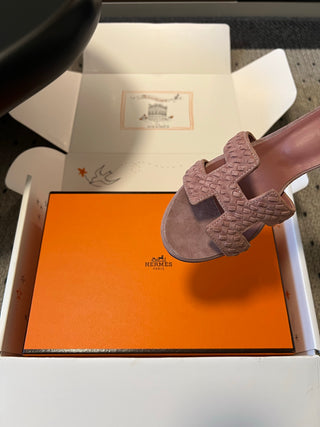 Herme*26ss Spring and Summer New Collection of Braided Low-Heeled Sandals