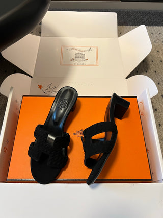 Herme*26ss Spring and Summer New Collection of Braided Low-Heeled Sandals