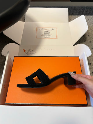 Herme*26ss Spring and Summer New Collection of Braided Low-Heeled Sandals