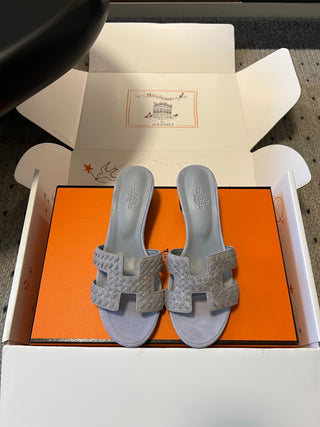 Herme*26ss Spring and Summer New Collection of Braided Low-Heeled Sandals