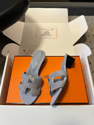 Herme*26ss Spring and Summer New Collection of Braided Low-Heeled Sandals