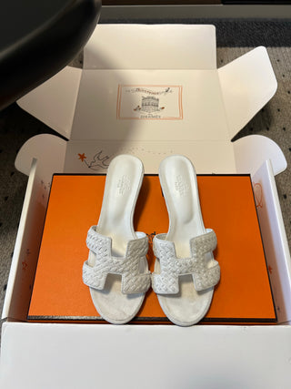 Herme*26ss Spring and Summer New Collection of Braided Low-Heeled Sandals