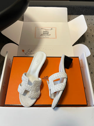 Herme*26ss Spring and Summer New Collection of Braided Low-Heeled Sandals