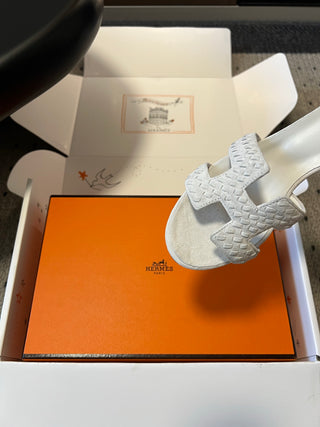 Herme*26ss Spring and Summer New Collection of Braided Low-Heeled Sandals