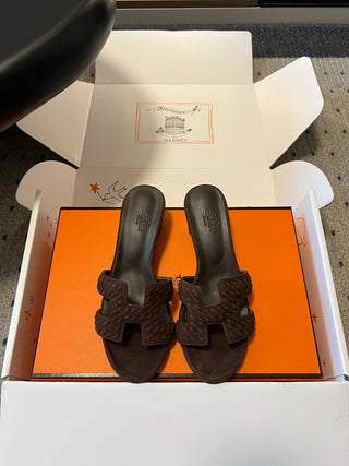 Herme*26ss Spring and Summer New Collection of Braided Low-Heeled Sandals