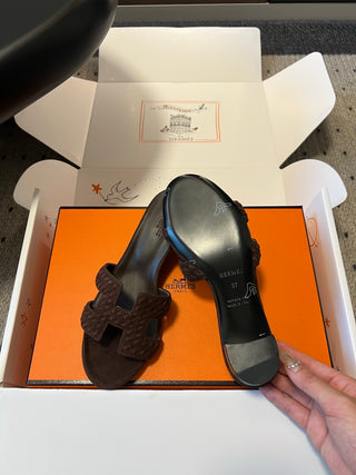 Herme*26ss Spring and Summer New Collection of Braided Low-Heeled Sandals