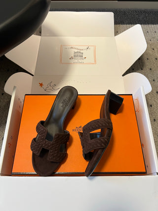 Herme*26ss Spring and Summer New Collection of Braided Low-Heeled Sandals