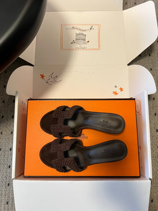 Herme*26ss Spring and Summer New Collection of Braided Low-Heeled Sandals