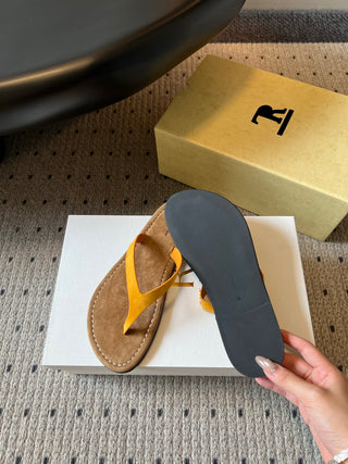 The Ro*26ss summer collection’s new minimalist flip-flops