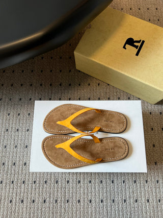 The Ro*26ss summer collection’s new minimalist flip-flops