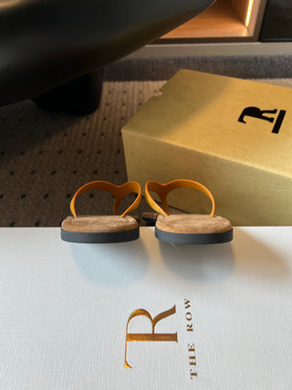 The Ro*26ss summer collection’s new minimalist flip-flops