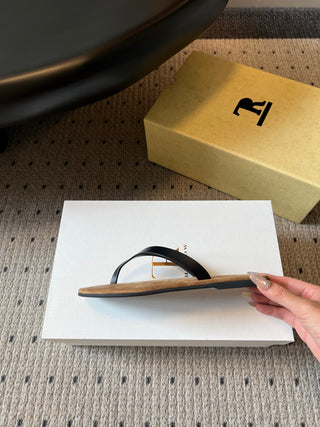 The Ro*26ss summer collection’s new minimalist flip-flops