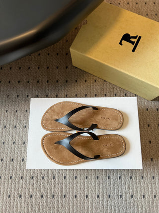 The Ro*26ss summer collection’s new minimalist flip-flops