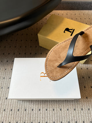 The Ro*26ss summer collection’s new minimalist flip-flops