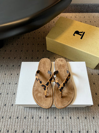 The Ro*26ss summer collection’s new minimalist flip-flops