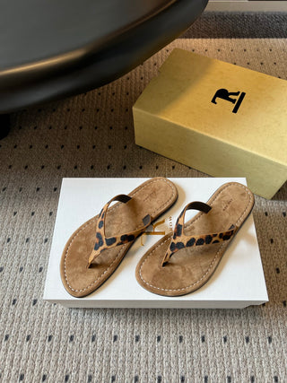 The Ro*26ss summer collection’s new minimalist flip-flops