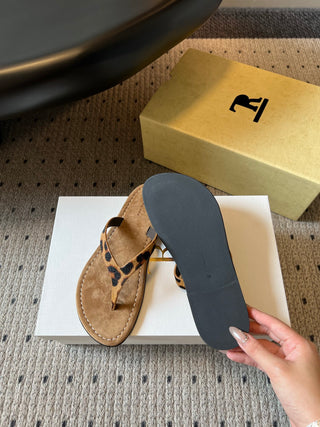 The Ro*26ss summer collection’s new minimalist flip-flops