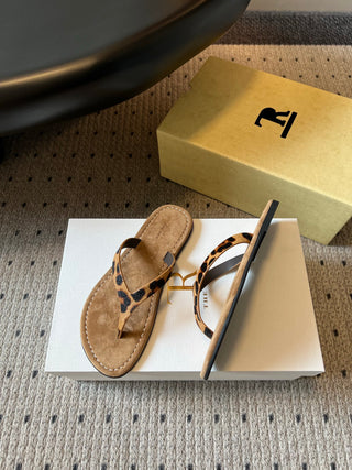 The Ro*26ss summer collection’s new minimalist flip-flops