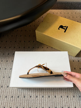 The Ro*26ss summer collection’s new minimalist flip-flops