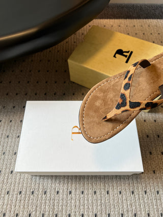 The Ro*26ss summer collection’s new minimalist flip-flops