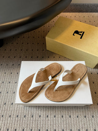 The Ro*26ss summer collection’s new minimalist flip-flops