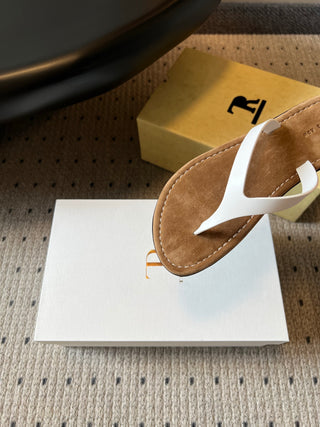 The Ro*26ss summer collection’s new minimalist flip-flops