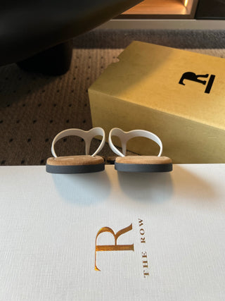The Ro*26ss summer collection’s new minimalist flip-flops