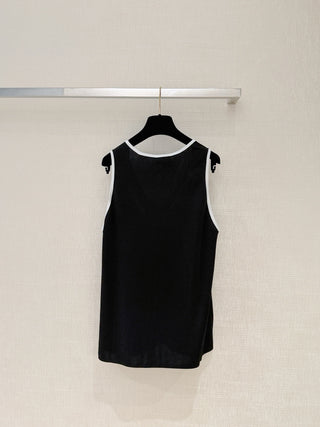 Chane*26’s new knit vest.