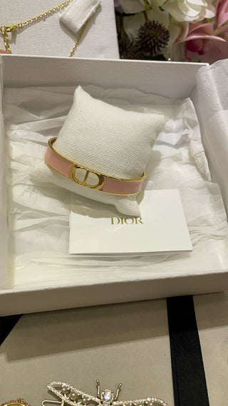 Dio* New Gold CD Letter Pink Enamel Open Bangle