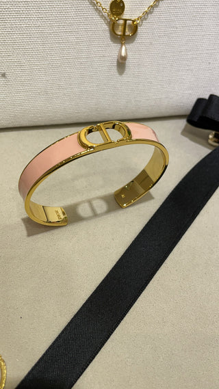 Dio* New Gold CD Letter Pink Enamel Open Bangle