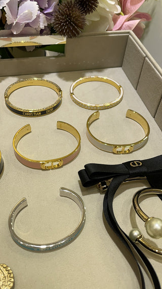 Dio* New Gold CD Letter Pink Enamel Open Bangle