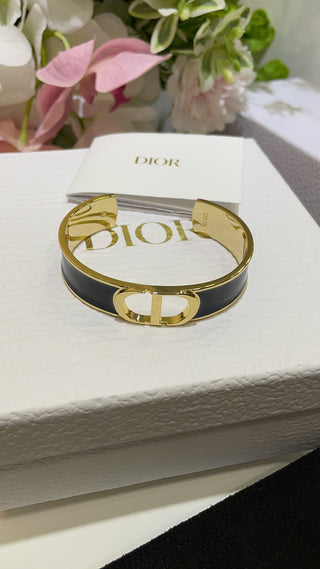 Dio* New Gold CD Letter Black Enamel Open Bangle