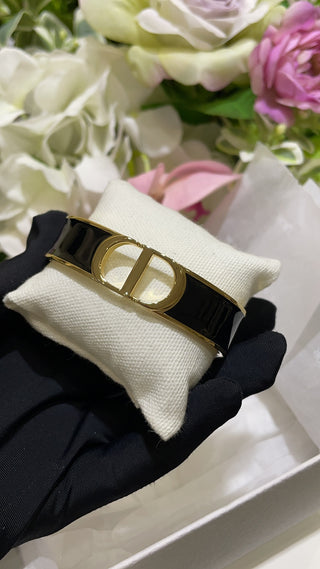Dio* New Gold CD Letter Black Enamel Open Bangle