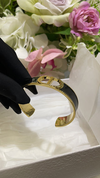 Dio* New Gold CD Letter Black Enamel Open Bangle